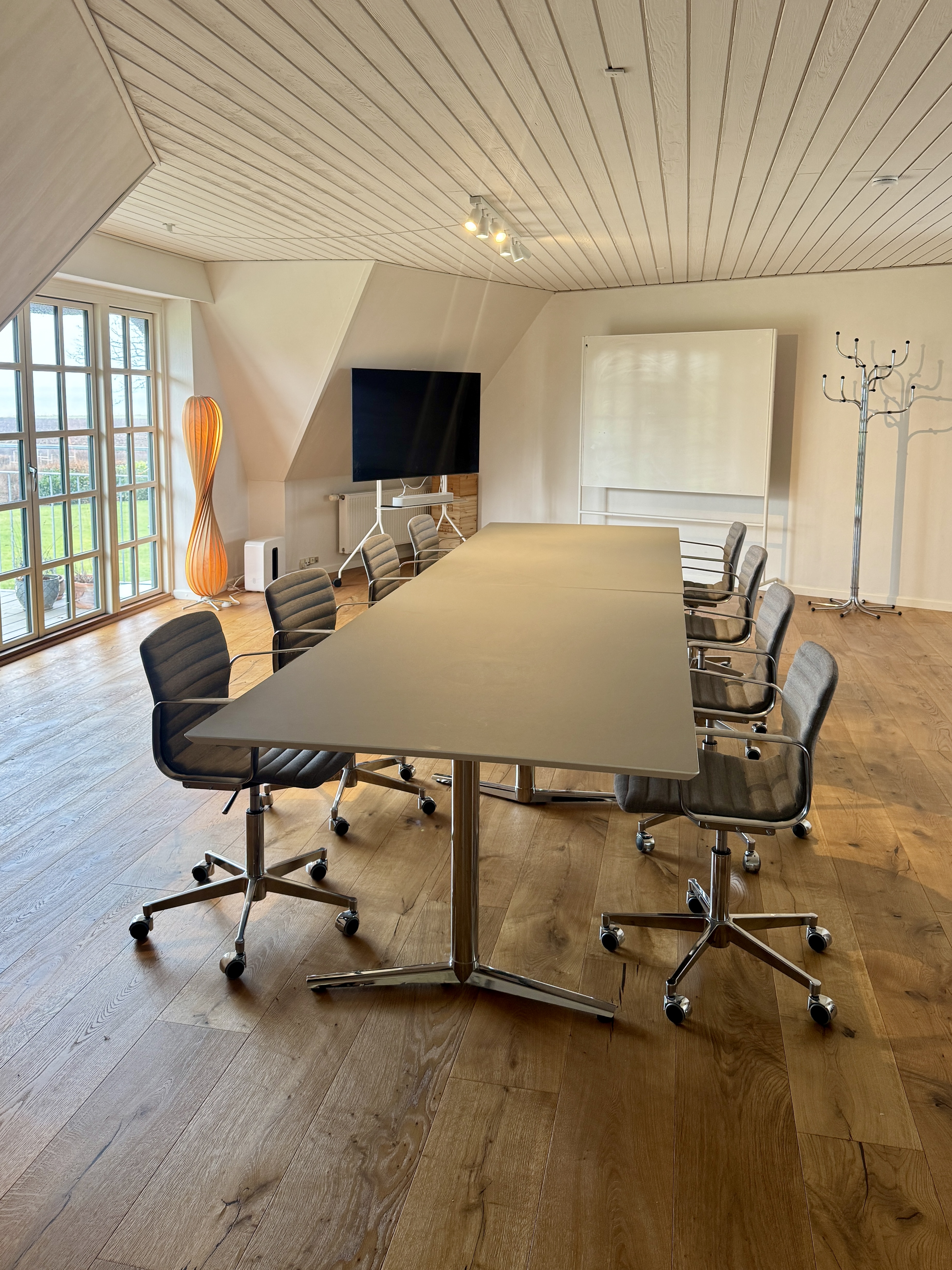 85 m² mødelokale hos AlsLeben med stort bord, skærm og whiteboard