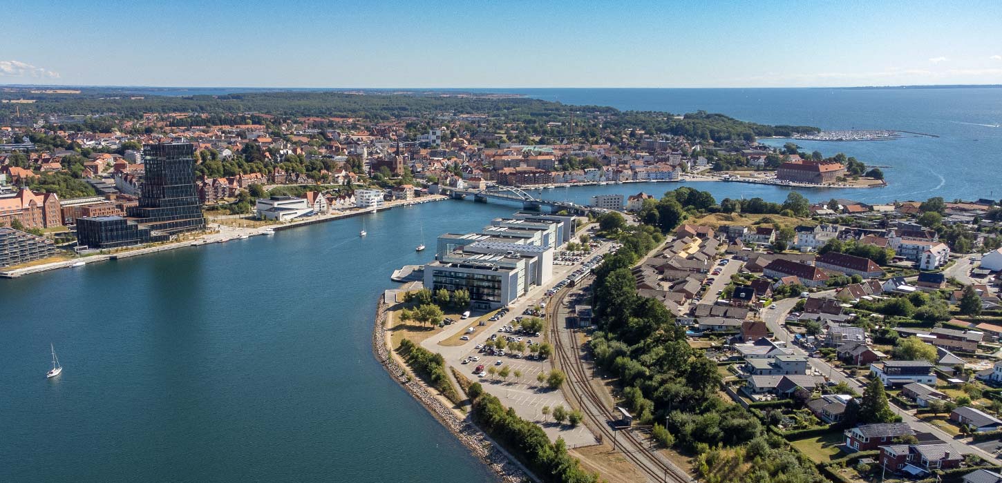 Luftfoto af Sønderborg by med Kong Christian X's Bro over Als Sund