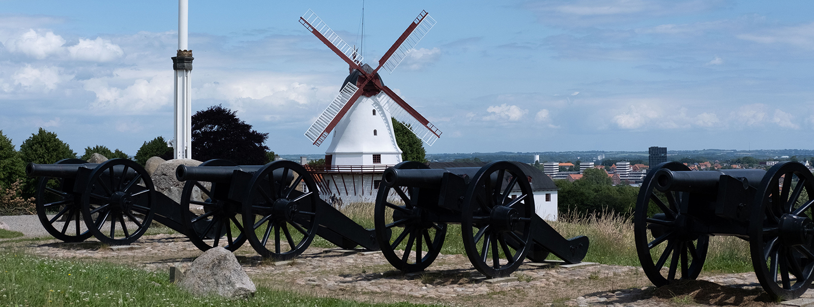Dybbøl Mølle med historiske kanoner i forgrunden — nationalsymbolet ved Sønderborg set fra Dybbøl Banke med udsigt over byen