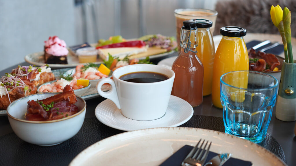 Café Kjukken i Multikulturhuset ved Byens Havn med udsigt over Als Sund