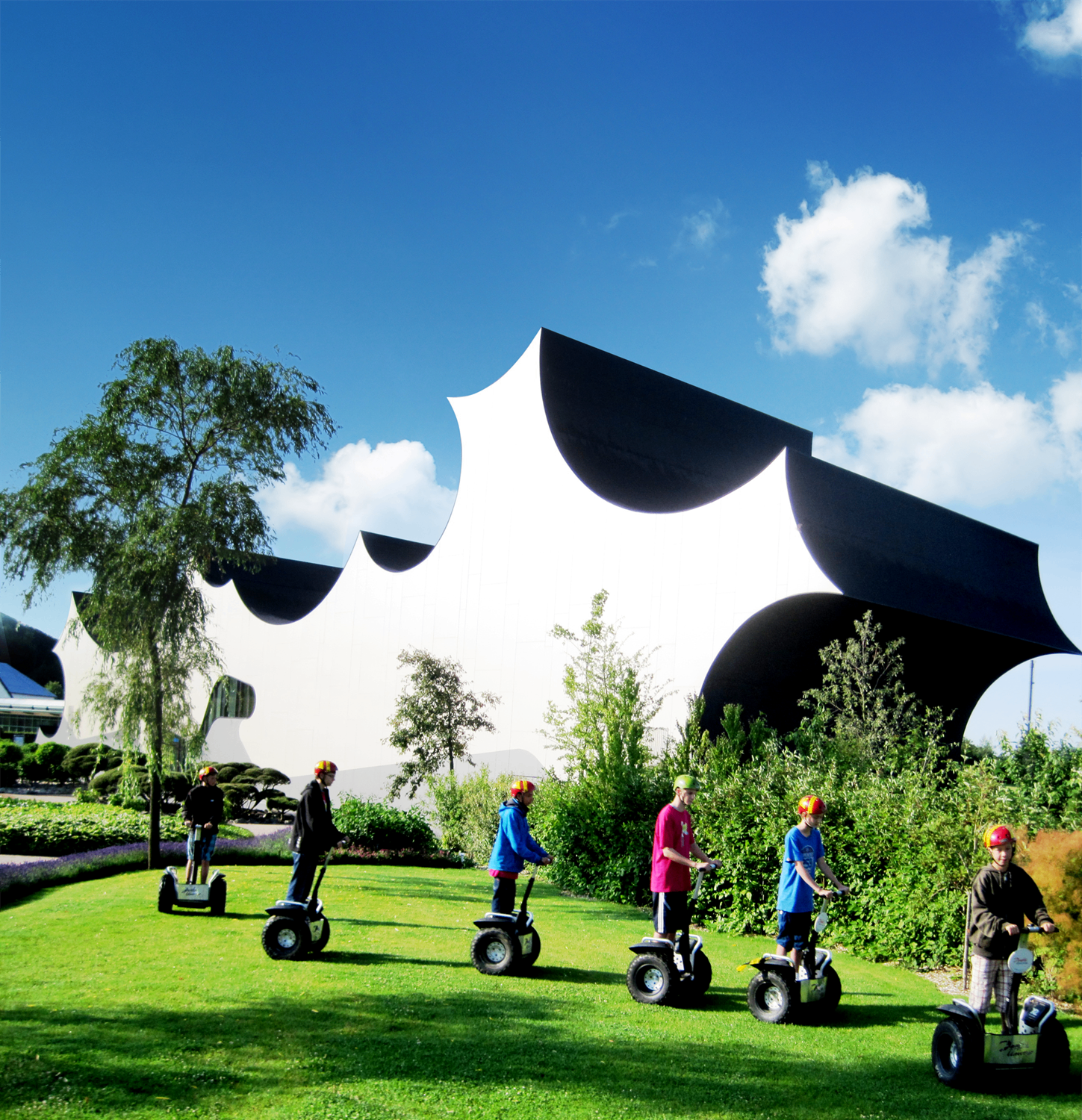 Universe Science Park — besøgende på segways foran den karakteristiske hvide og sorte bygning i Nordborg
