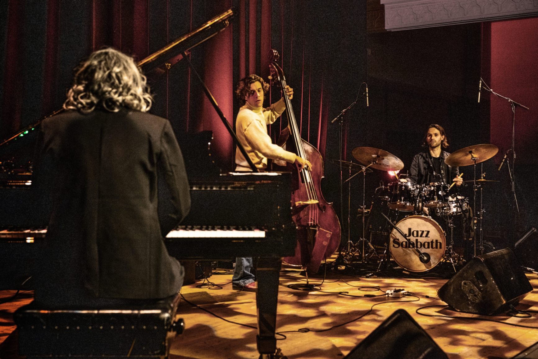 Jazzkonsert på Sønderborghus — trio med klaver, kontrabas og trommer på scenen