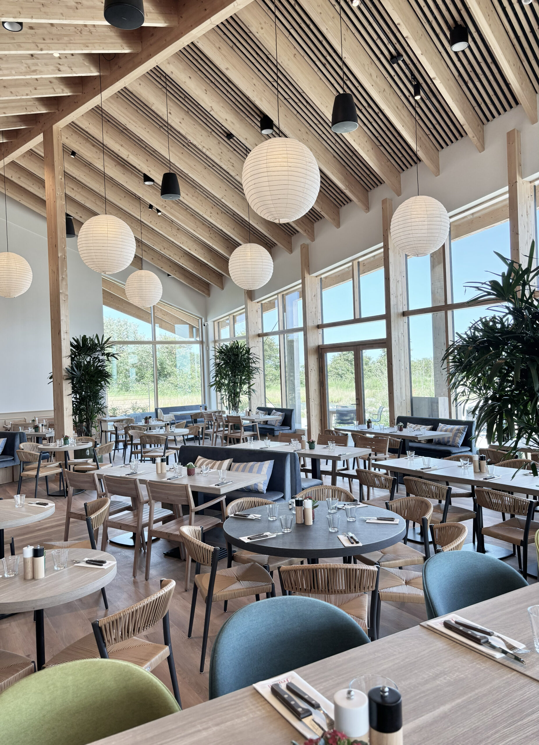 Fratelli, lys restaurantinteriør i træ med store vinduer og udsigt til naturen ved Center Parcs Nordborg Resort