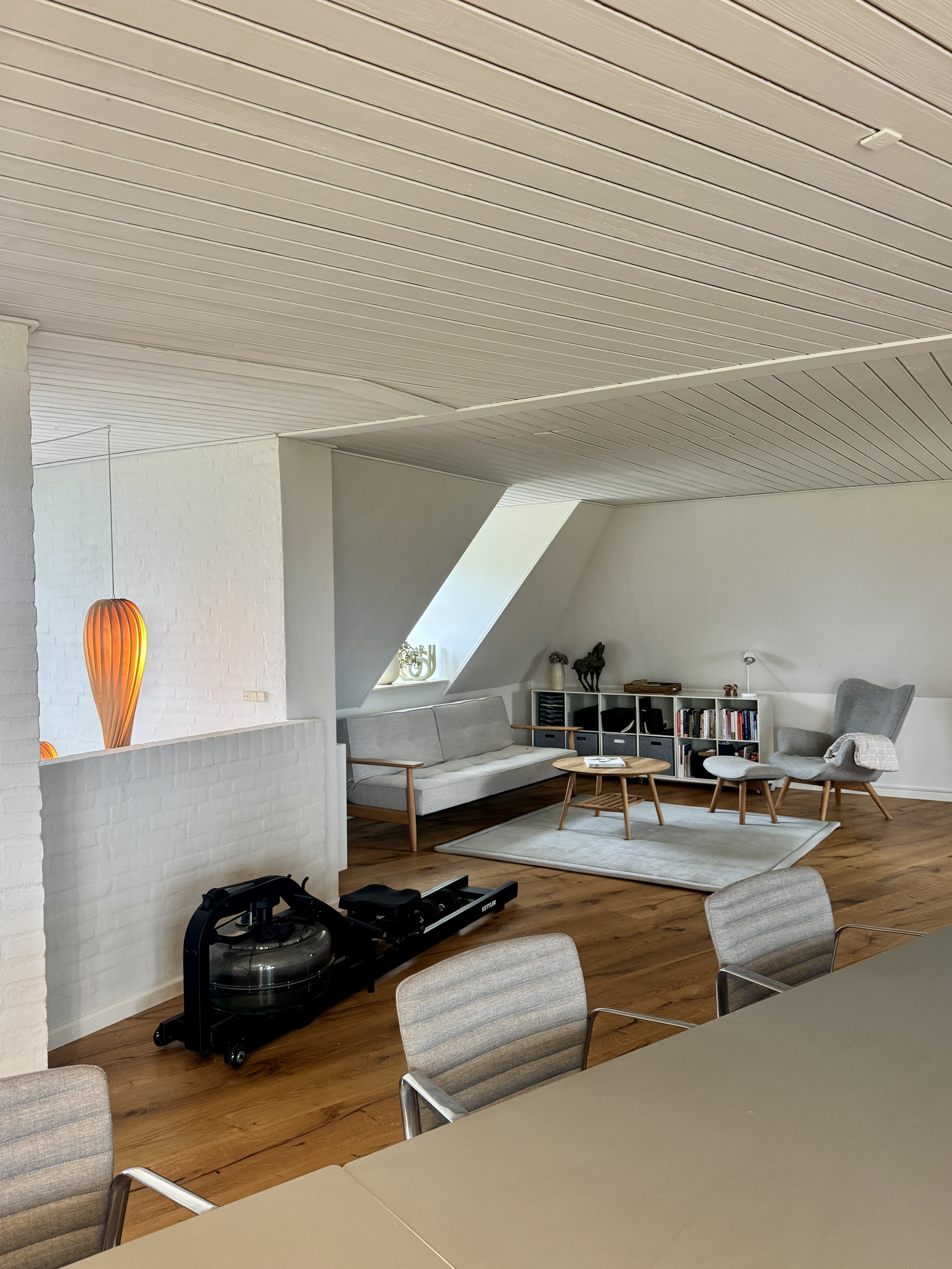 Kontor og mødefaciliteter hos AlsLeben med loungeområde og udsigt